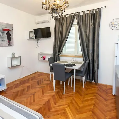 Zmika Apartment